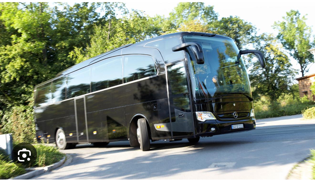 Autocar Mercedes noir avec chauffeur en route près de Lamorlaye